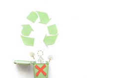 回收标志附近本与绿色植物图纸