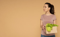 女人休闲衣服携带可重用的卡通盒子与蔬菜