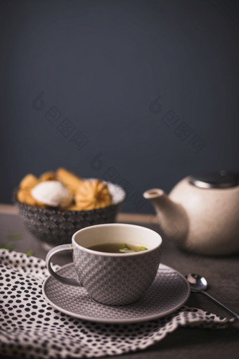 关闭Herbal茶与碗饼干<strong>茶壶背景</strong>