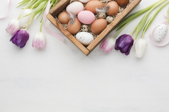 前视图盒子与鸡蛋<strong>复活节</strong>色彩斑斓的郁金香