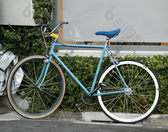 古董蓝色的<strong>自行车</strong>在户外