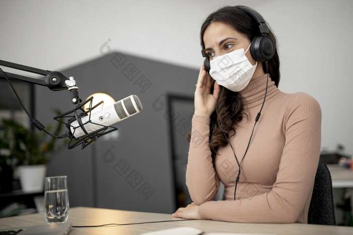 女人与医疗面具广播广播