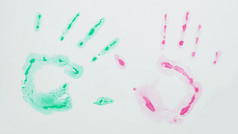 丙烯酸绿色粉红色的水彩手印白色表面