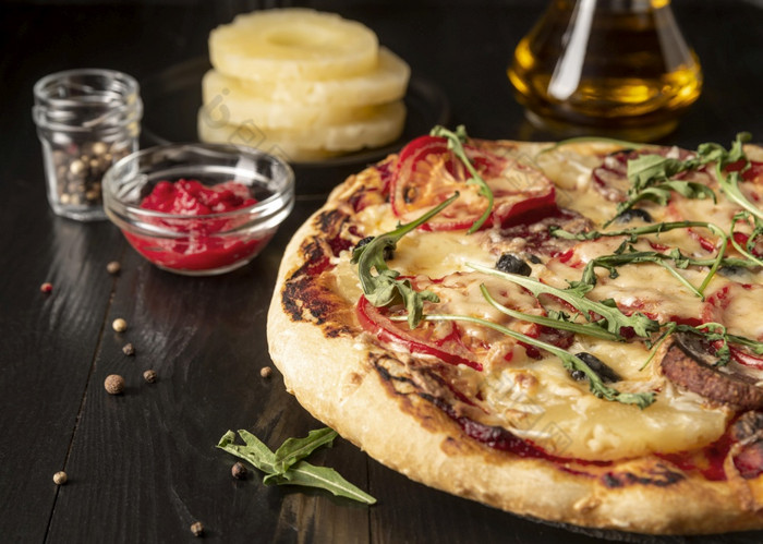 美味的传统的披萨安排美味的传统的披萨安排