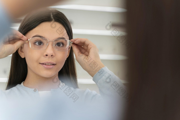 女孩眼镜商店尝试眼镜女孩眼镜商店尝试眼镜