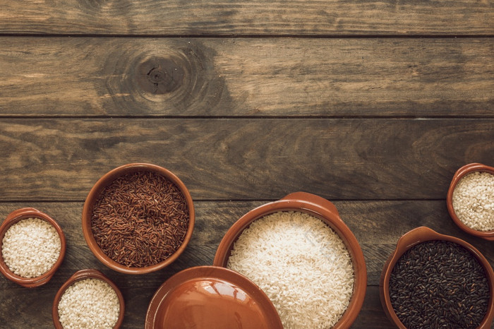 茉莉花棕色（的）用全麦面粉做的大米白色大米有机大米碗木表格