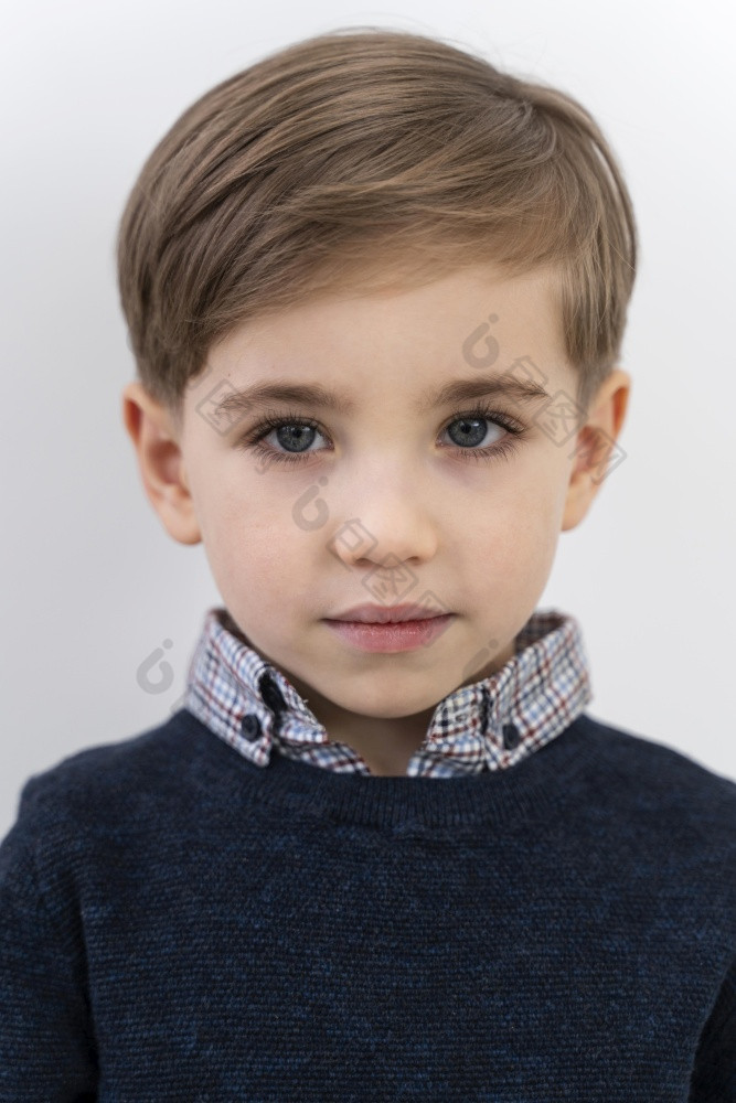 肖像小男孩穿镜头肖像小男孩穿镜头