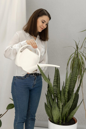 肖像女人浇水植物