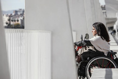 一边视图女人轮椅城市