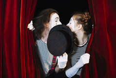 两个Mime艺术家站窗帘接吻