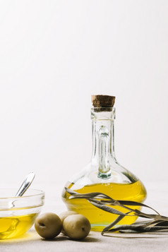 垂直拍摄橄榄石油瓶与橄榄