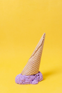 紫罗兰色的冰奶油锥地板上