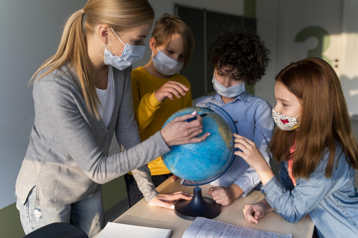 女老师与医疗面具教学地理位置与地球全球类