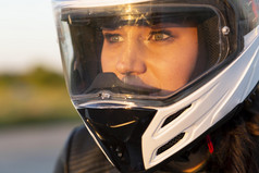 女人骑她的摩托车与头盔