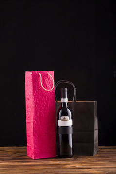 黑色的酒瓶与美丽的纸袋木表格