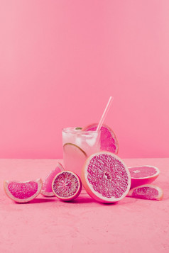 葡萄柚片玻璃汁粉红色的变形背景