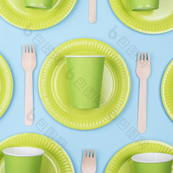 绿色盘子与杯餐具