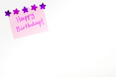 快乐生日消息粉红色的纸装饰与明星形状白色背景