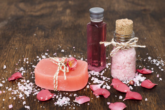 高角作文与粉红色的肥皂盐