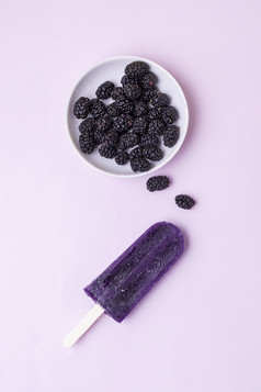 自制的冰棒冰奶油与黑莓口味