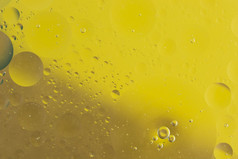 宏拍摄石油混合与水黄色的背景
