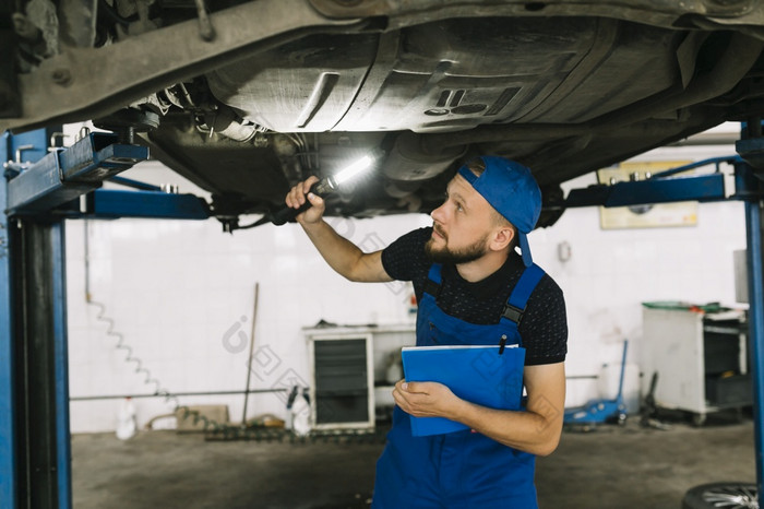 机械师检查底车