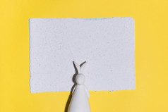 兔子小雕像与纸黄色的表格