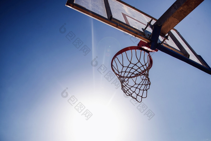 篮球希望与蓝色的天空