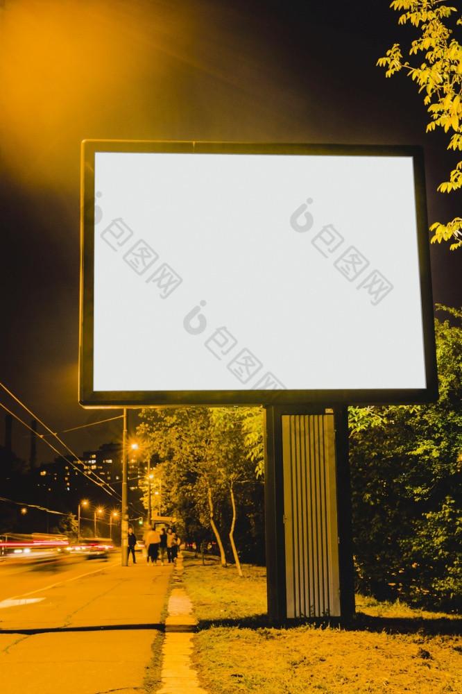 空白广告牌路边城市晚上