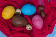 巧克力色彩斑斓的复活节鸡蛋红色的布