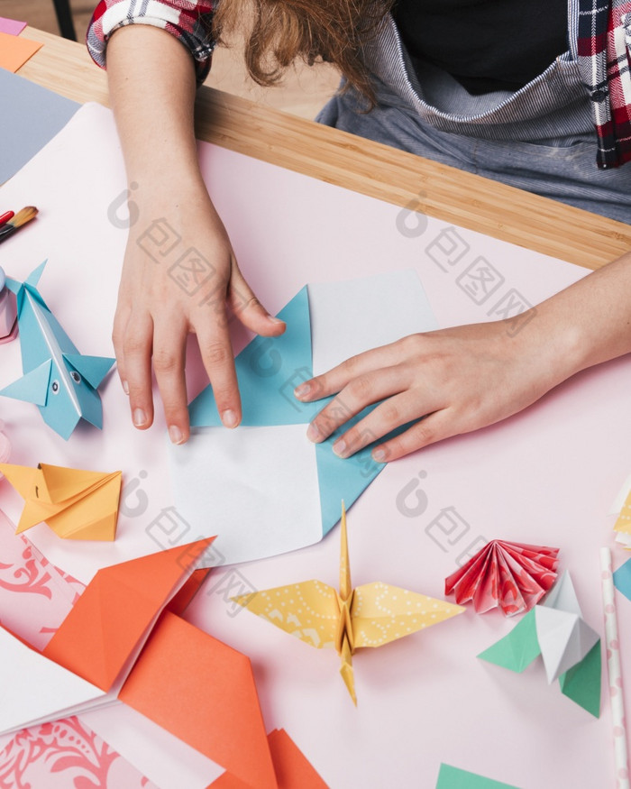 女手折叠纸而使装饰折纸艺术工艺