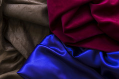 高角视图三个色彩斑斓的柔滑的窗帘