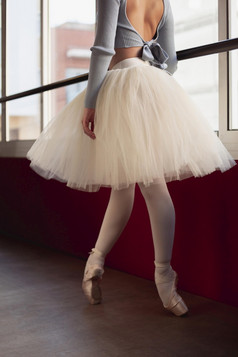 一边视图芭蕾舞女演员图图裙子跳舞窗口