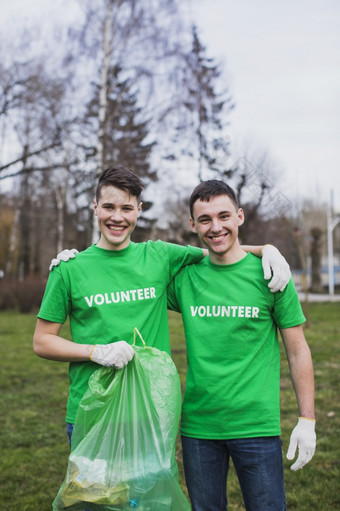 志愿者与垃圾