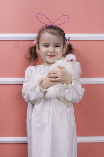 可爱的小女孩兔子耳朵与兔子