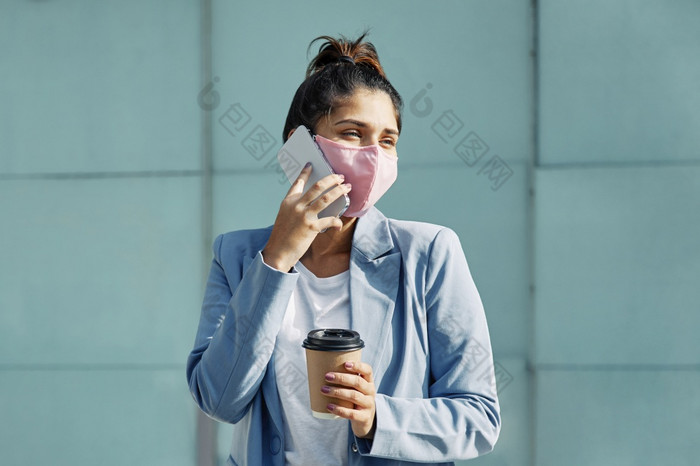 女人与医疗面具咖啡会说话的智能手机机场在流感大流行