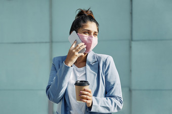 女人与<strong>医疗</strong>面具咖啡会说话的<strong>智能</strong>手机机场在流感大流行