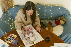 高视图艺术家绘画肖像坐着狗