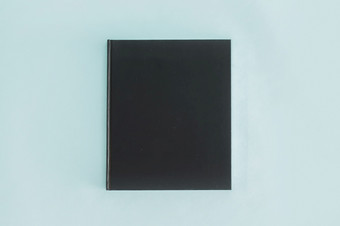 笔记本与黑色的封面
