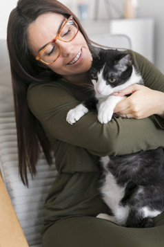 女人玩与猫坐着椅子