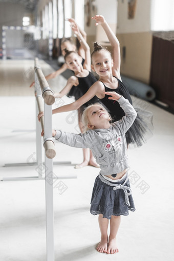 可爱的女孩练习芭蕾舞<strong>跳舞</strong>与她的妹妹<strong>跳舞</strong>工作室