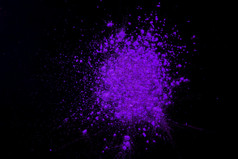 爆炸紫色的干颜色黑色的背景