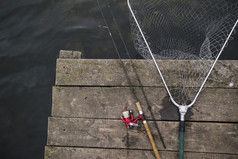 钓鱼杆钓鱼网边缘木码头湖