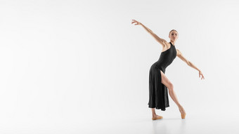完整的拍摄芭蕾舞女演员跳舞与复制空间