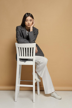 肖像年轻的日本女人与椅子