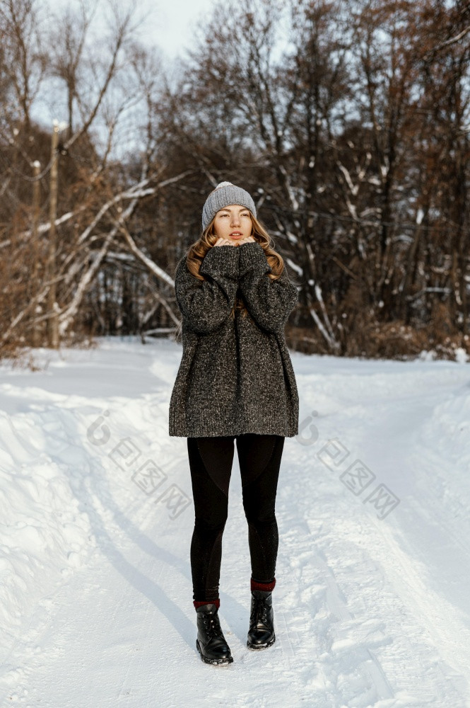 年轻的女人冬天一天