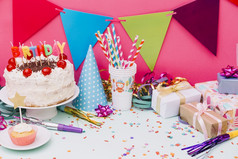 生日蛋糕与聚会，派对配件五彩纸屑蓝色的背景