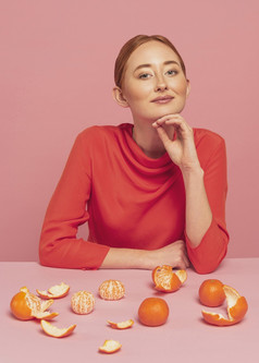 肖像美丽的女人与柑橘类