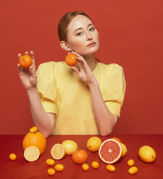 女人摆姿势与安排柑橘类