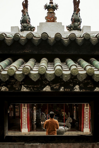 回来视图男人。祈祷寺庙与香